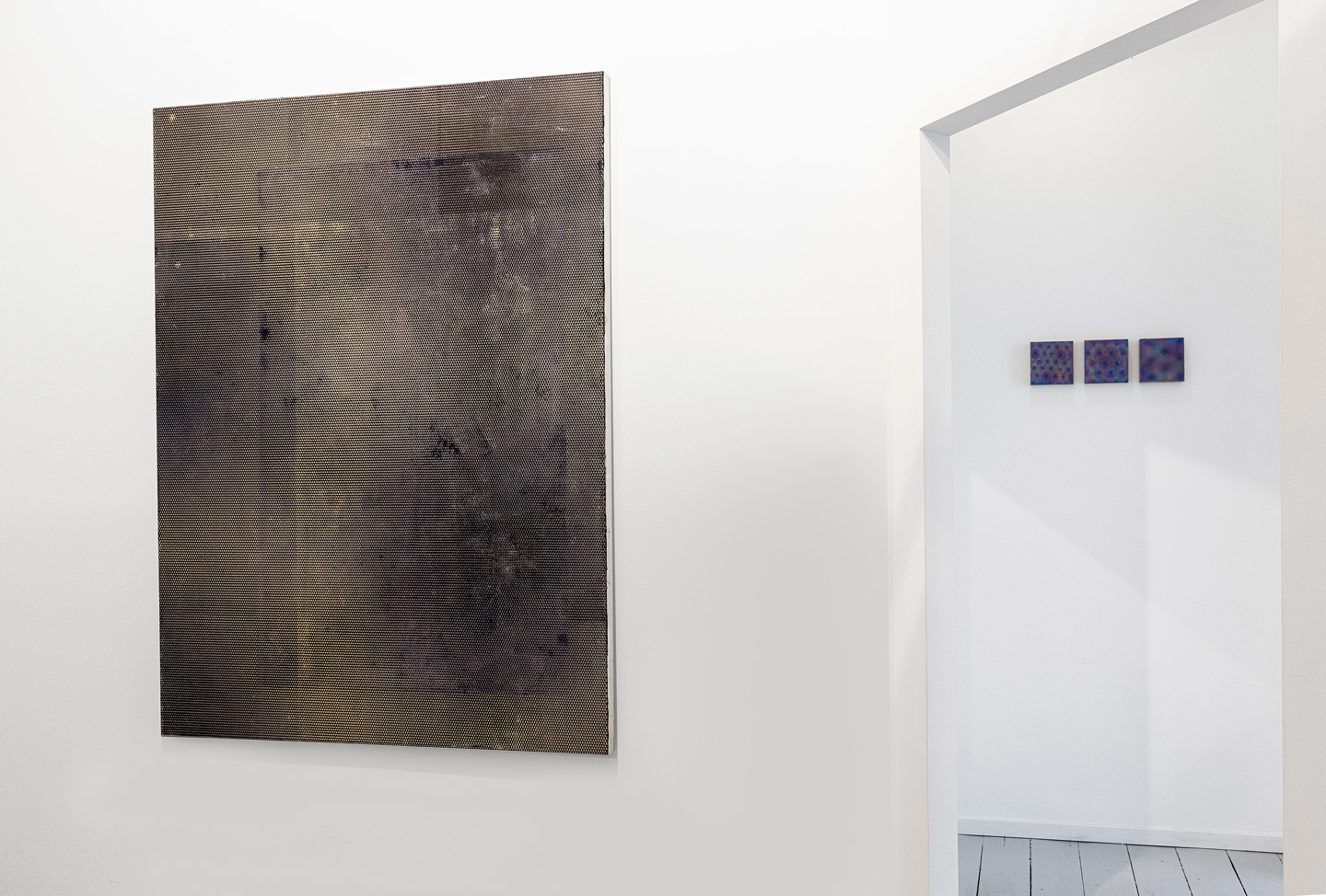 Julie Oppermann | 2101 (PV-1) | Acrylic on canvas | 180 x 140 cm | 2021 | ddd-15-01 - 03 | Acrylic on wood | 15 x 15 cm | 2022 | boa-basedonart | Photo Johannes Pöttgens