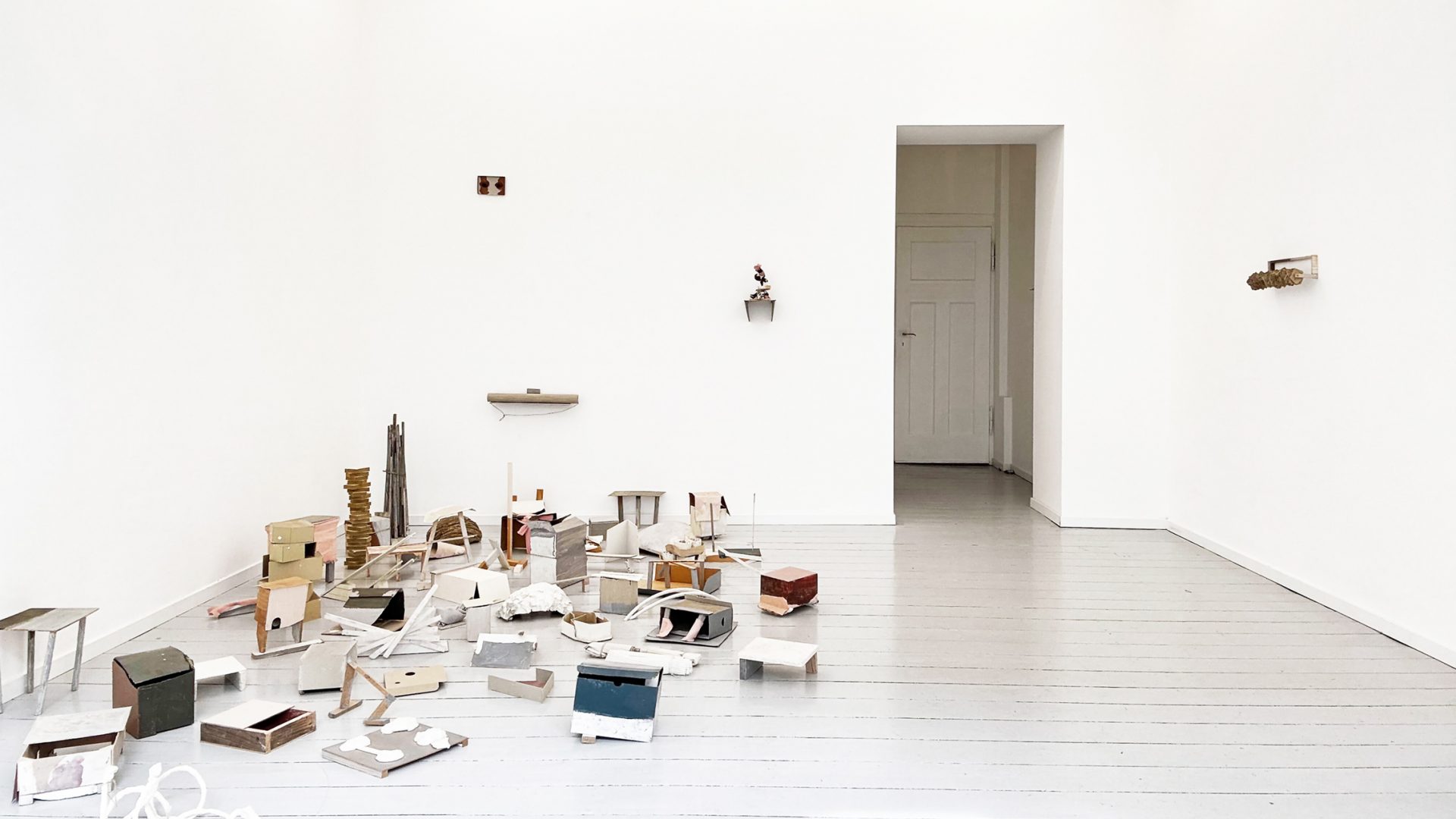 Inge-Schmidt | bis dann, Plastische Stücke und Zeichnungen | front room | boa-basedonart