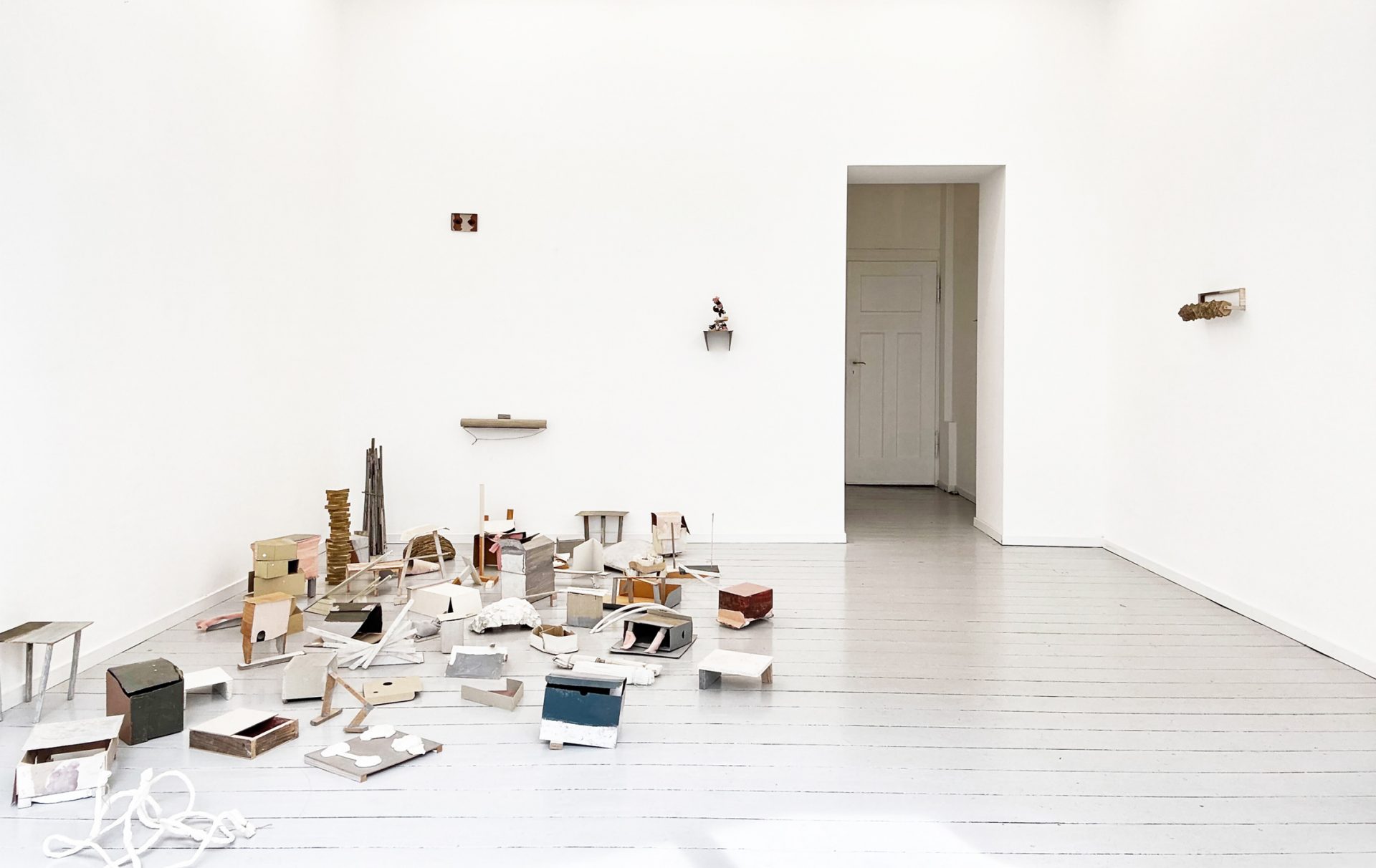 Inge-Schmidt | bis dann, Plastische Stücke und Zeichnungen | front room | boa-basedonart